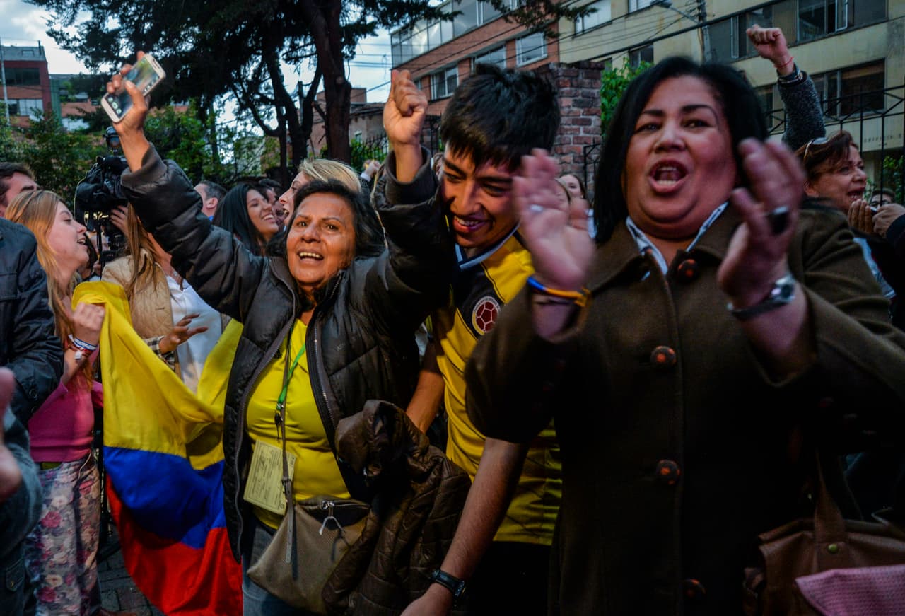 Algunas personas han salido a celebrar la victoria del 'no' en las calles de Bogotá. Apenas 60,000 votos decantaron la balanza en contra del al 
<a href="http://www.univision.com/noticias/proceso-de-paz/anuncian-historico-acuerdo-de-paz-entre-el-gobierno-de-colombia-y-la-guerrilla-de-las-farc"><b>acuerdo de paz alcanzado en septiembre</b></a>.