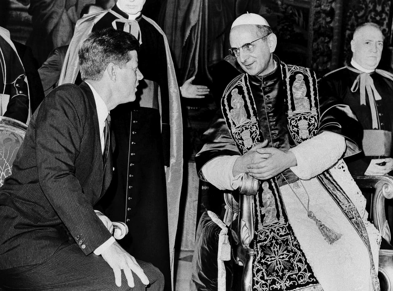<b>Pablo VI y John Keneddy</b>
<br>
<br>La reunión del 2 de julio de 1963 entre el presidente John Kennedy y el papa Pablo VI en el Vaticano fue histórica: el primer presidente católico de Estados Unidos visitaba al pontífice solo unos días después de su coronación. 
<br>
<br>Kennedy, quien fue cuestionado por su religión durante la campaña presidencial en un pais de mayoría protestante, estrechó la mano del Papa en lugar de besar su anillo, como es la práctica habitual de los católicos.
<br>