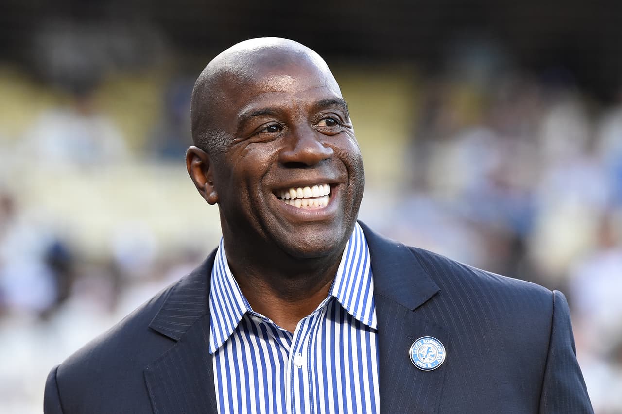 <b>Earvin ‘Magic’ Johnson, basquetbolista</b>. Anunció en 1991 que era portador del VIH en una rueda de prensa. A sus 56 años, más de dos décadas después de su diagnóstico, ha logrado impedir la aparición del sida gracias a los tratamientos retrovirales. Su infección fue detectada a tiempo: se convirtió en pionero de los tratamientos y su caso ayudó a cambiar la percepción sobre lo que era el virus y cómo podía transmitirse.
<br>