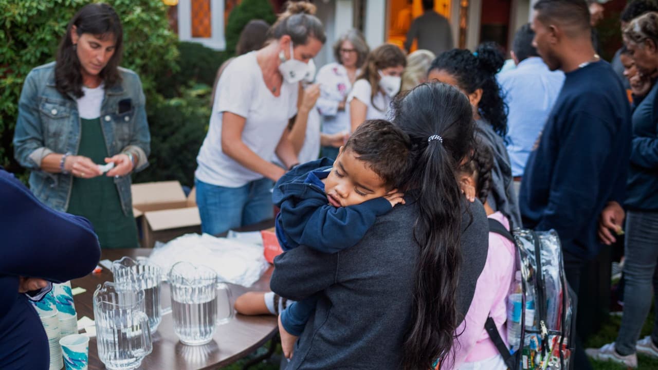 Una misteriosa mujer, promesa de casa y trabajo y riesgo de deportación: qué se sabe del caso de los migrantes enviados a Martha’s Vineyard