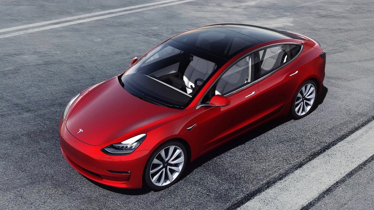 El Tesla Model 3 dispone de un cúmulo de cámaras que le dan una visión de 360 grados alrededor del vehículo así como con un radar de 250 metros de alcance y 12 sensores ultrasónicos de aproximación. Estos 'ojos' informan a varios sistemas del vehículo, como el sistema de ayuda al estacionamiento y por supuesto al controversial sistema 
<a href="https://www.univision.com/noticias/tesla/la-nueva-version-del-sistema-autopilot-de-tesla-es-absolutamente-autonoma-video?layoutType=flex" target="_blank">Autopilot</a> de manejo semi autónomo.
