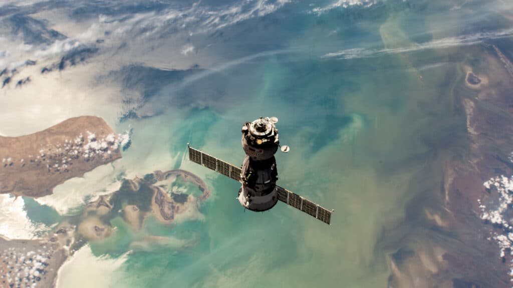 La nave espacial Soyuz MS-23 se desacopló este miércoles del módulo Prichal de la estación espacial. A bordo se encontraban los tres astronautas que viajaban hacia la Tierra.