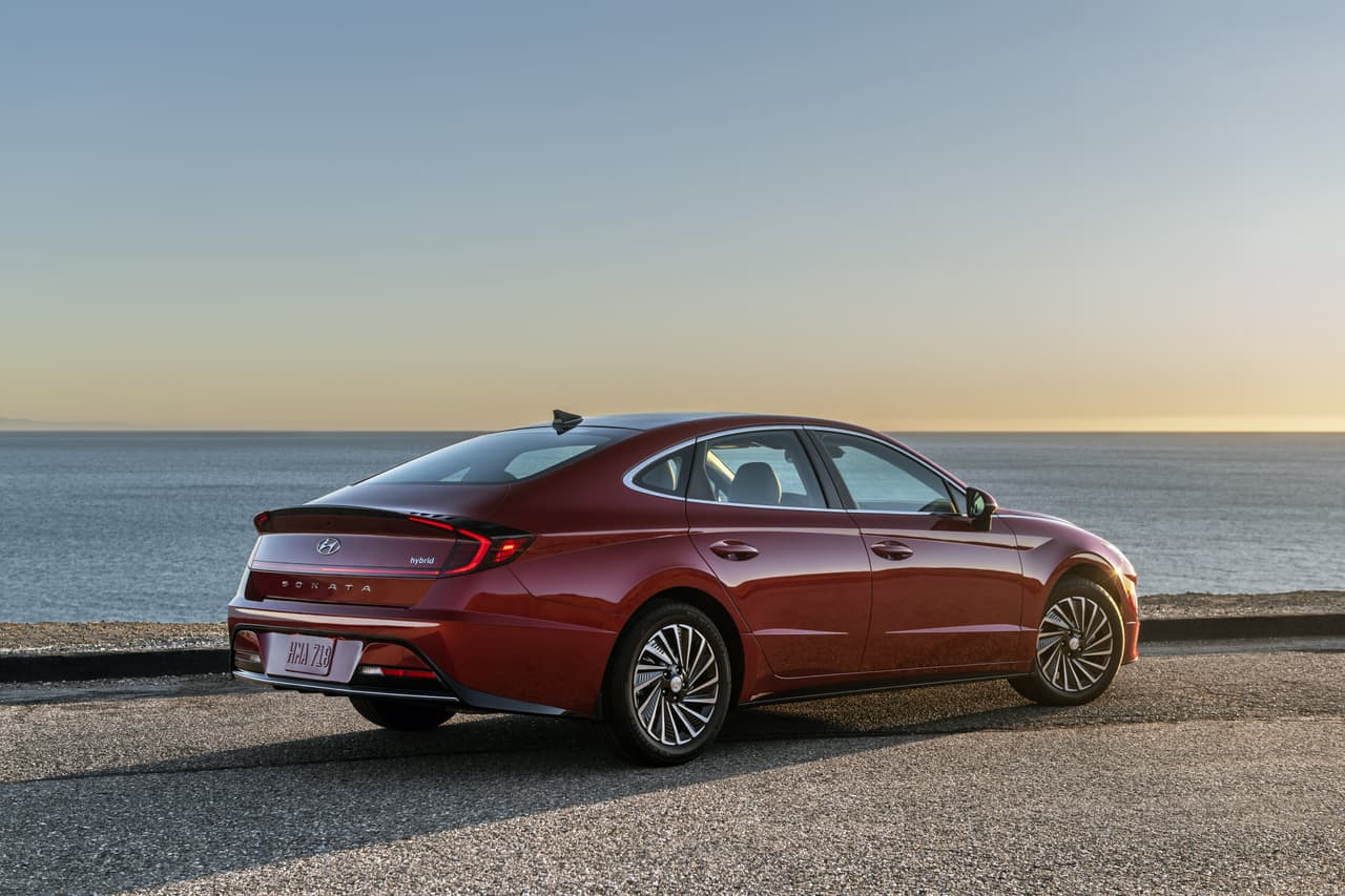 El Hyundai Sonata Hybrid tiene un coeficiente aerodinámico de 0.24, gracias a su parrilla con aletas de aire activas, un alerón trasero y llantas de aleación optimizadas.