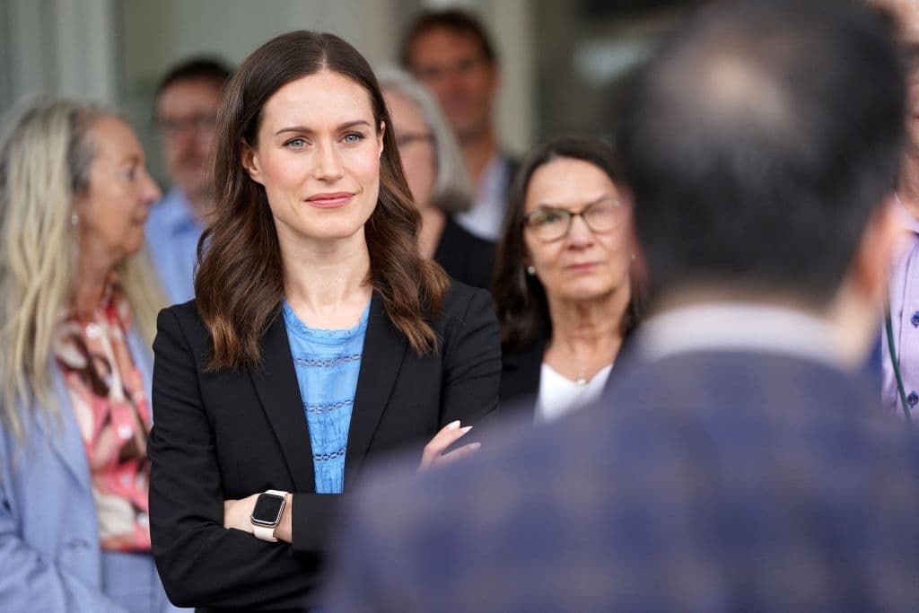 <b>Sanna Marin</b> — primer minista de Finlandia.
<br>
<br>En 2019, con 34 años, se convirtió en la jefa de gobierno más joven de todo el mundo. En 2020 Marin se volvió líder del Partido Socialista Democrático. Sus padres se separaron cuando ella era muy pequeña y fue criada por su madre y la pareja femenina de su madre. Muy joven trabajó como cajera y en una panadería.