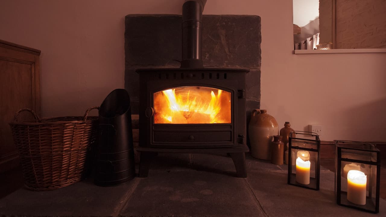 Si usa calor alternativo de una chimenea, estufa de leña, calentador de espacio, etc., use medidas de seguridad y asegúrese de tener una ventilación adecuada para evitar la intoxicación por monóxido de carbono. Puede encontrar más consejos 
<a href="https://www2.illinois.gov/iema/Preparedness/Documents/winter_storm_preparedness_guidebook.pdf" target="_blank">aquí</a>. 
<br>