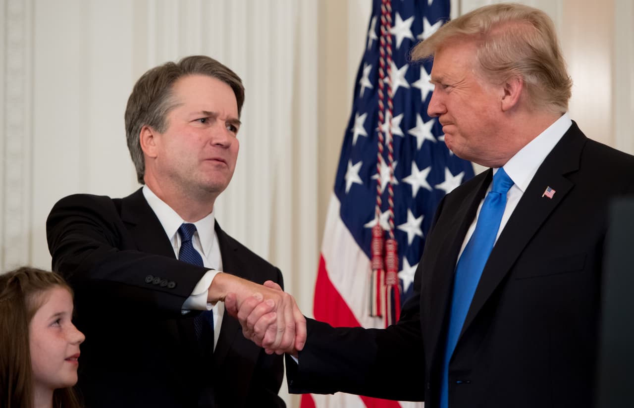 <b>¿Cambiar de opinión? </b>En una rueda de prensa a la salida de la Asamblea General de la ONU, el día antes de la la comparecencia de Christine Blasey Ford, Trump aseguró que Kavanaugh era 
<a href="https://www.univision.com/noticias/politica/es-posible-que-cambie-de-opinion-dice-trump-sobre-kavanaugh-mientras-asegura-que-las-acusaciones-en-su-contra-son-falsas?kjidkijiji=">víctima de un "gran fraude"</a> orquestado por los demócratas. La imagen es del momento en que Trump anunció que Kavanaugh era su nominado para ocupar el puesto del juez Anthony Kennedy en julio de 2018.