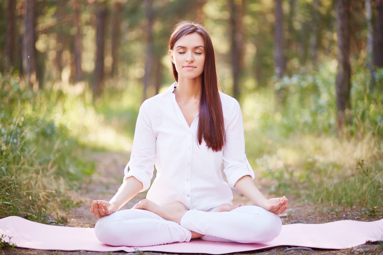 Según la antigua ciencia del Yoga "cada persona se convierte en lo que cree porque la mente es muy poderosa". Si alguien se cree a si mismo fuerte, triunfador, exitoso y agradable, en eso se irá convirtiendo, pero si se mira a si mismo y se considera débil, fracasado, frustrado y con mala suerte, en eso será lo que se irá transformando, somos lo que pensamos.