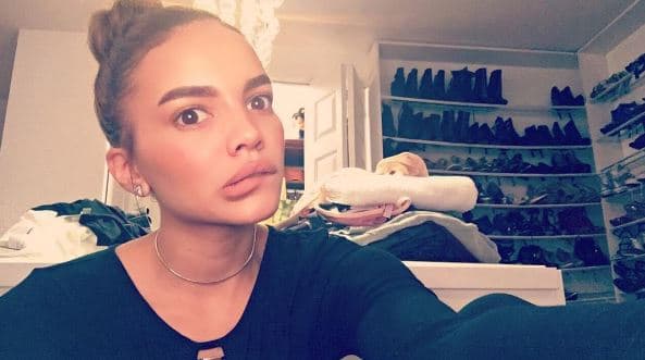Leslie Grace no se salva de labores como la lavandería.