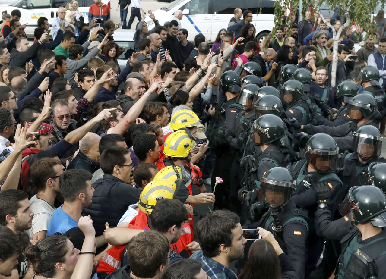 Los enfrentamientos se dieron donde esta instalado un centro electoral en el que esta mañana tenía que votar el presidente de la Generalitat, Carles Puigdemont.