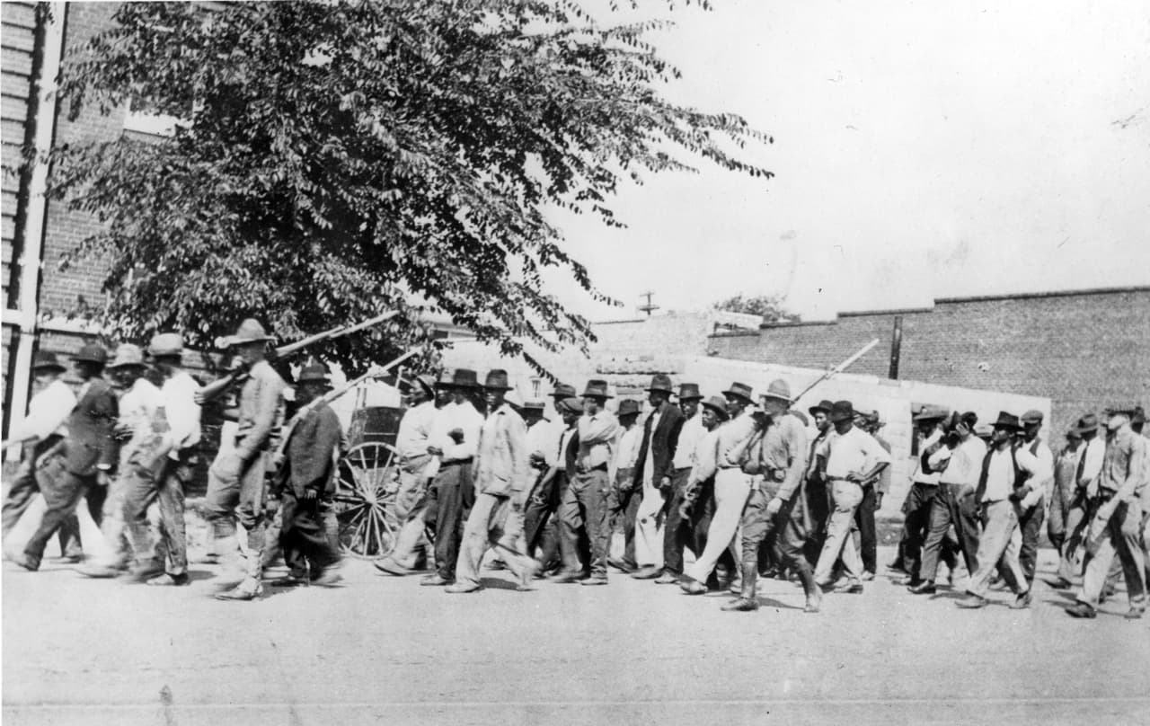 <b>Tropas de la Guardia Nacional escoltan a un grupo de afroestadounidenses.</b>
<br>
<br>Un informe de la 
<u><a href="https://www.hrw.org/news/2020/05/29/case-reparations-tulsa-oklahoma#">Organización Human Right Watch</a></u> dice que según la Cruz Roja Americana, que realizó los esfuerzos de socorro, el número de muertos fue de alrededor de 300, pero el número exacto sigue siendo desconocido.