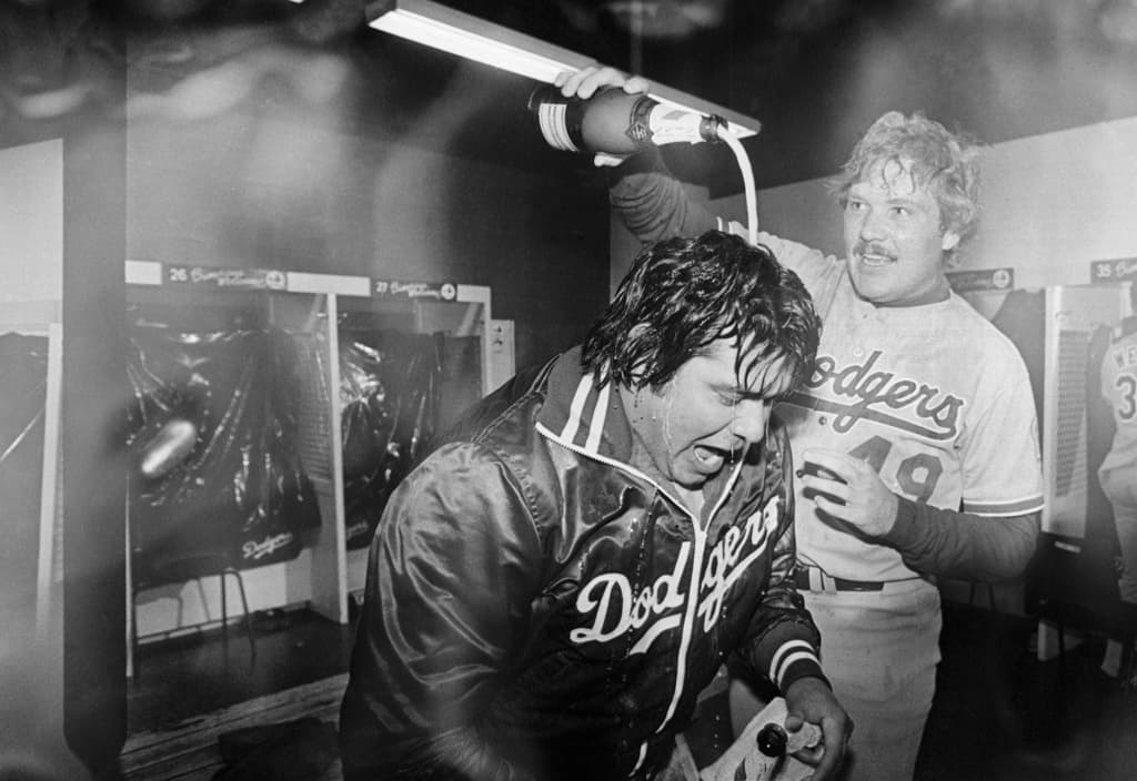 <b>El 20 de octubre de 1981</b>, Tom Niedenfuer empapó en champán a Fernando Valenzuela para celebrar la victoria de los Dodgers sobre los Expos, que les dio el pase a la Serie Mundial contra los Yankees de Nueva York.