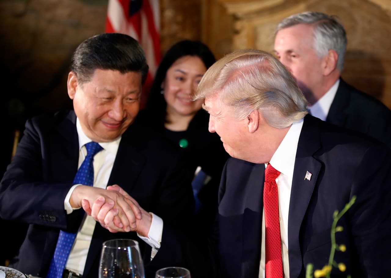 <b>Bienvenidos a mi casa</b>. El presidente recibió desde el comienzo a varios de los mandatarios más importantes del mundo: Teresa May del Reino Unido, Ángela Merkel de Alemania, Shinsu Abe de Japón, Mauricio Macri de Argentina o Benjamín Netanyahu de Israel. En la foto, 
<b><a href="http://www.univision.com/personas-donald-trump" target="_blank">Donald Trump</a></b> estrecha la mano de 
<b><a href="http://www.univision.com/noticias/noticias-del-mundo/xi-jinping-es-el-nuevo-presidente-de-china" target="_blank">Xi Jimping</a></b>,, presidente de China, quien aceptó la invitación a Mar-A-Lago. 7 de abril de 2017.