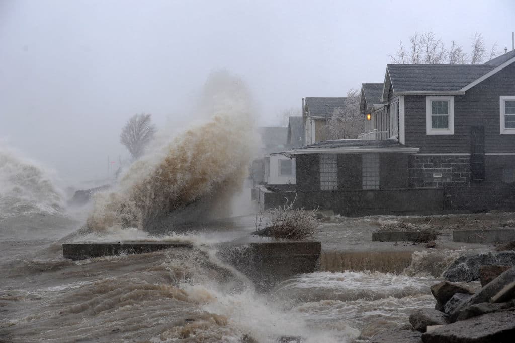 Debido a la intensidad de los vientos, en las inmediaciones del lago Erie se ordenaron evacuaciones. Y algunos lugares registraron ráfagas de viento de 79 mph.
<br>