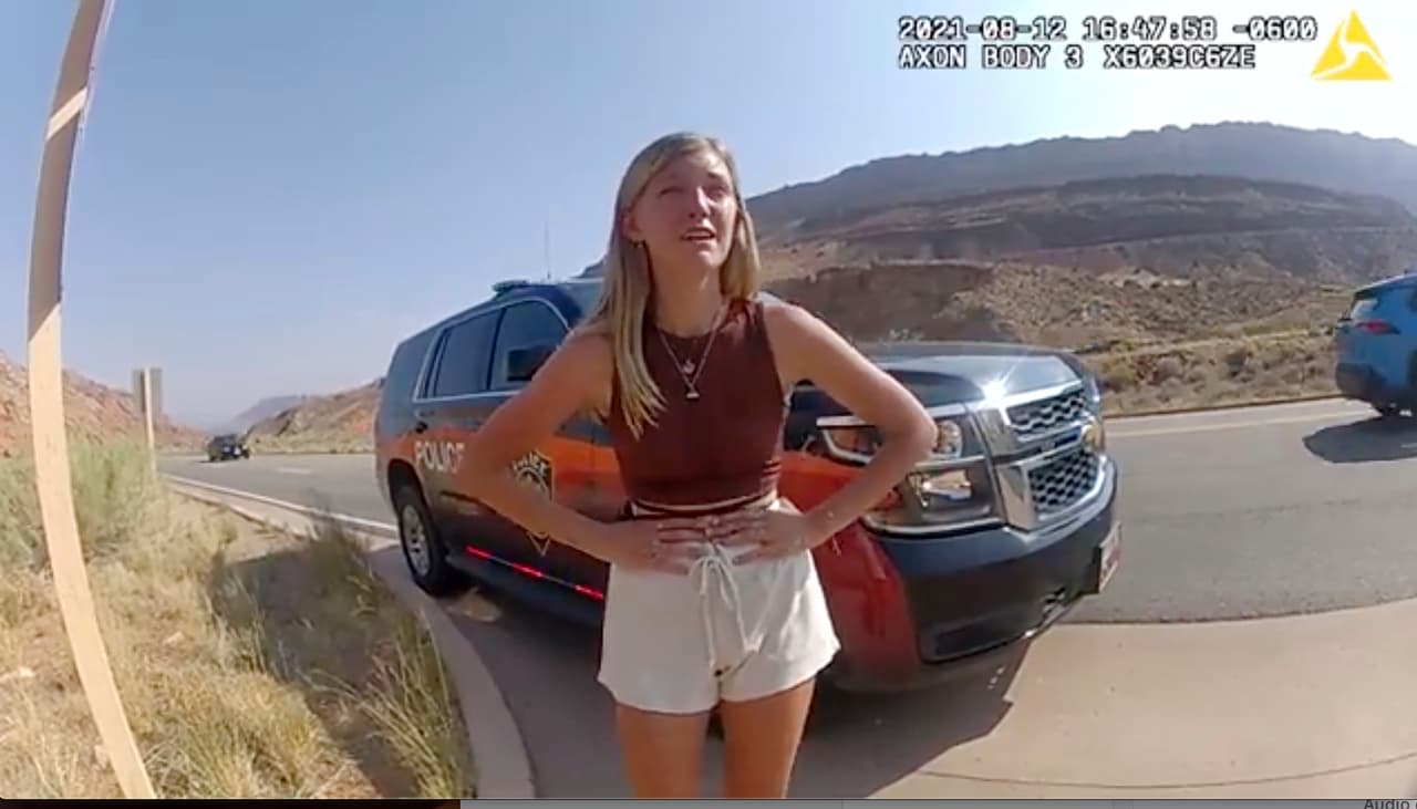 <h3 class="cms-H3-H3">Una acalorada pelea</h3>
<br>
<br>Esta captura de imagen, provista por el Departamento de Policía de The Moab, Utah, muestra a 
<a href="https://www.univision.com/temas/gabby-petito">Gabrielle "Gabby" Petito, de 22 años,</a> hablando con un agente de policía después de que la camioneta en la que ella y su novio, Brian Laundrie (de 23 años) fuera detenida porque la pareja sostenía una acalorada pelea, el pasado 12 de agosto de 2021. Los dos habían emprendido un viaje por el oeste del país para practicar 
<i>trekking</i> (caminata a campo traviesa).