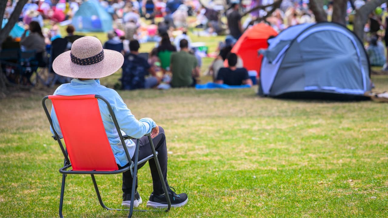 <h3 class="cms-H3-H3">🎶 Música en vivo y festivales comunitarios </h3>
<br>Varias ciudades organizan 
<b>conciertos gratuitos y ferias comunitarias ese fin de semana</b>: 
<br>
<b>Mothers Day Market en Klyde Warren Park (Dallas) – </b>El sábado 10 y domingo 11 habrá música en vivo, food trucks, venta de artesanías y actividades para niños. 📍 
<a href="https://g.co/kgs/ZbHir6Z" target="_blank">2012 Woodall Rodgers Fwy, Dallas</a>
<br>
<b>Mothers & Music en Grand Prairie – </b>domingo 11, con concierto gratuito al aire libre, área de pícnic y sorteos para mamás. 📍 
<a href="https://maps.app.goo.gl/kULmDWyg7YENWG4G8" target="_blank">EpicCentral, 2960 Epic Place, Grand Prairie</a>
<br>
<b>Festival de Primavera en Denton – </b>Aunque no es exclusivo del Día de las Madres, coincide con la fecha y tiene un ambiente muy familiar. 📍 
<a href="https://maps.app.goo.gl/KL6iuvwekKzXHAMJ8" target="_blank">Quakertown Park, 700 Oakland St, Denton</a>