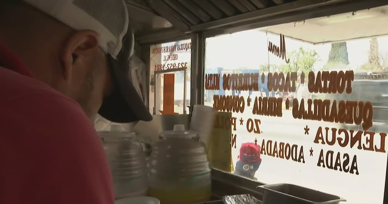<h3 class="cms-H3-H3">ABRIL</h3>
<br>
<b><a href="https://www.univision.com/local/arizona-ktvw/incertidumbre-entre-vendedores-ambulantes-en-arizona-con-la-orden-de-permanecer-en-casa-por-coronavirus">Incertidumbre entre vendedores ambulantes en Arizona con la orden de permanecer en casa por coronavirus.</a></b> La orden ejecutiva del gobernador Doug Ducey de permanecer en casa para evitar la propagación del 
<a href="https://www.univision.com/temas/coronavirus">coronavirus</a> dejó a cientos de vendedores ambulantes en Arizona en medio de la incertidumbre, ellos como cientos de personas en el país viven del ingreso día a día
<br>
