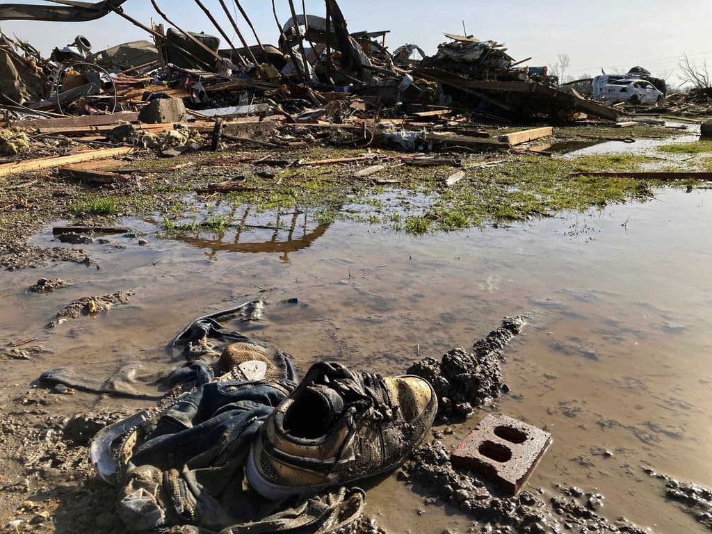 Las poblaciones rurales de Silver City y Rolling Fork reportaron grandes daños al paso del tornado, que sin debilitarse siguió hacia Alabama a 70 millas por hora (113 km/h), atravesando Winona, Amory y otras localidades.