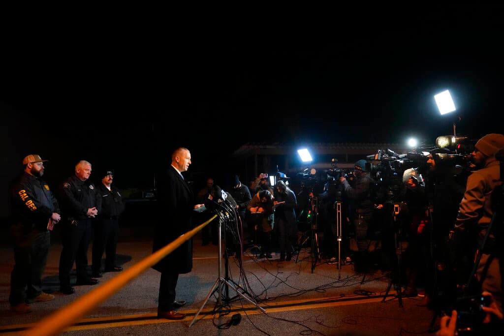 Durante la madrugada de este domingo, el capitán Andrew Meyer confirmó a los periodistas que el sospechoso de 
<b>matar a tiros a 10 personas y dejar a otras 10 heridas</b> no ha podido ser arrestado.