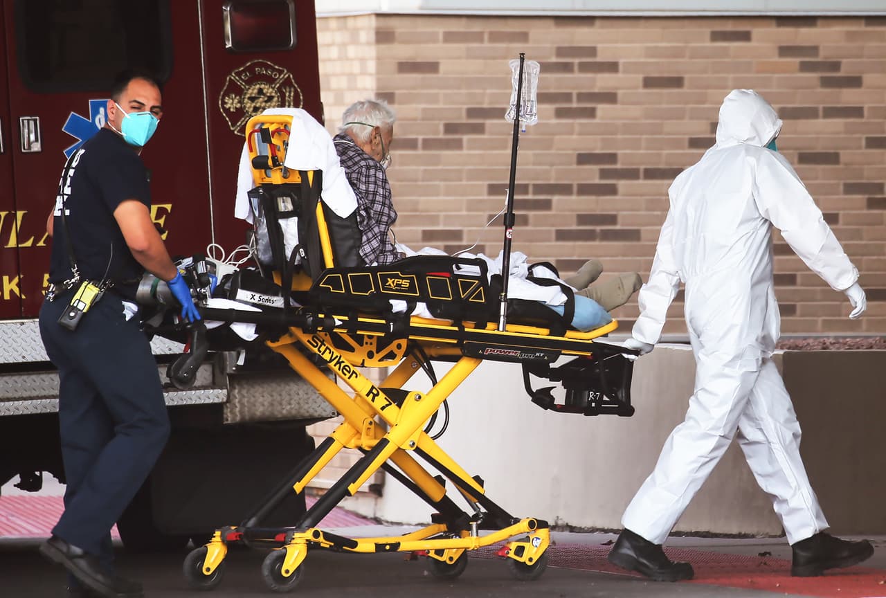 Paramédicos ingresan a un paciente con covid-19 al hospital University Medical Center de El Paso. Esta ciudad texana se convirtió en uno de los epicentros del nuevo pico en el número de casos en Texas. 
<a href="http://epstrong.org/results.php" target="_blank">Ha reportado</a> 79,162 infectados y 845 fallecidos.