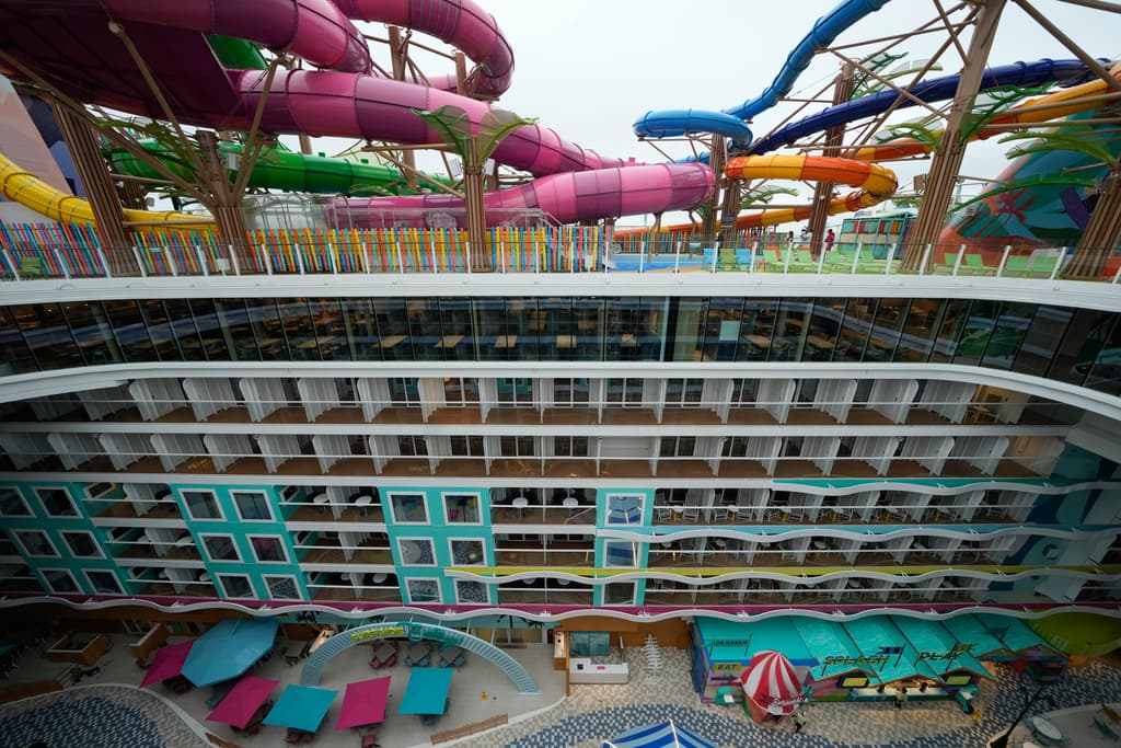 Los pasajeros tienen 40 formas de cenar y 28 formas de hospedarse, incluida la "Ultimate Family Townhouse" de 80.000 dólares a la semana.