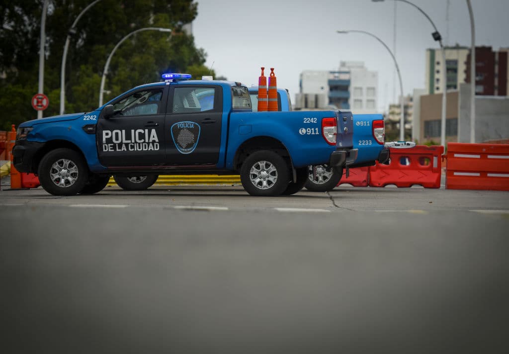 Imágenes fuertes: le roban su moto, persigue a los ladrones y le da dos balazos a uno de ellos
