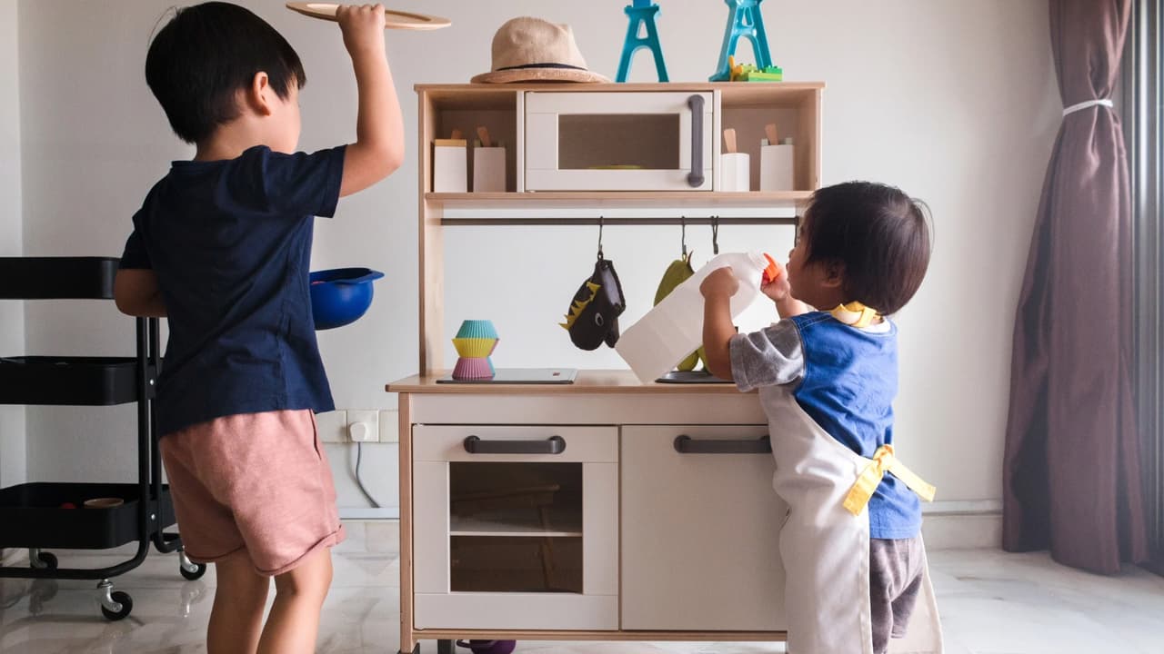 Esto sucede cuando le regalas una cocinita a un niño