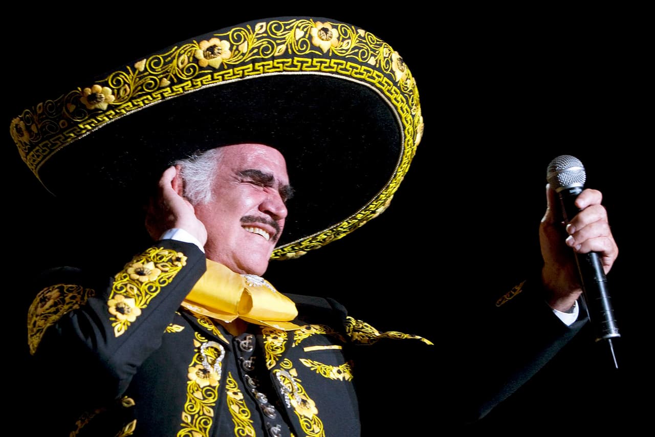 <b>Vicente Fernández, 81 años</b>
<br>
<br>Cantante
<br>
<br>(17 febrero 1940 - 12 de diciembre 2021)
<br>
<br>Este icónico cantante mexicano fue galardonado con tres premios Grammys y nueve Grammy Latinos. Interpretó un sinnúmero de éxitos como ‘De qué manera te olvido’, ‘Acá entre nos’ y ‘Volver, Volver’, con los que inspiró a una nueva generación de artistas.
<br>