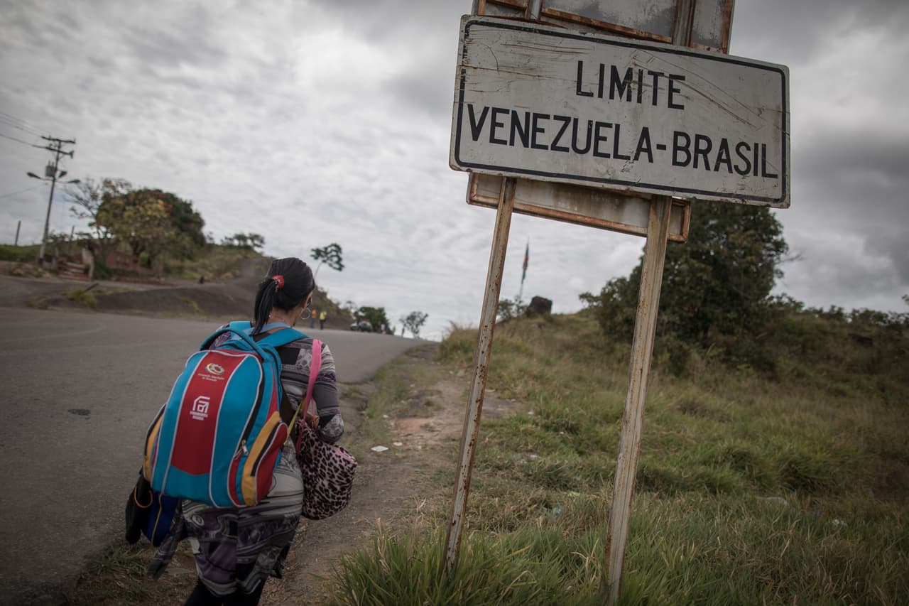 Según los datos de la OIM, en Brasil hay registrados 35,000 venezolanos. En los dos últimos años se ha incrementado el paso de venezolanos a través de la frontera entre el estado Bolívar (Venezuela) y Roraima (Brasil). En 2017, el Consejo Nacional de Inmigración brasileño aprobó una resolución que concede residencia temporal por dos años a extranjeros de países fronterizos.