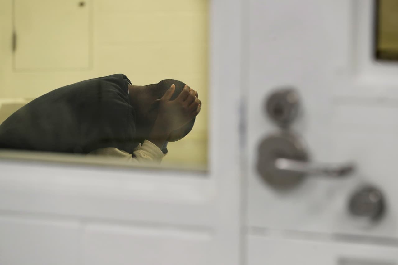 ICE revisa caso en el que un guardia puso la rodilla en el cuello a un inmigrante en una cárcel de Virginia