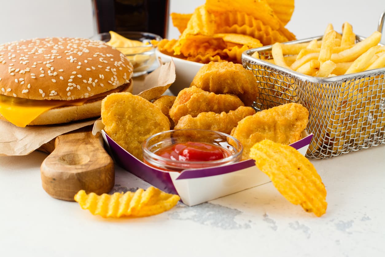 <b>Excederte con la comida.</b> Cuando estamos aburridas o ansiosas solemos comer más. Es por eso que en esta etapa de aislamiento es primordial que evites la comida chatarra entre comidas; procura que todas tus comidas sean balanceadas, y se vale de vez en cuando consentirte con algún antojito.