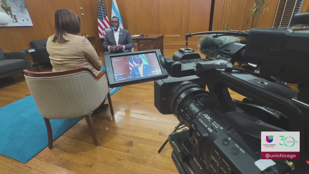 ¿Cooperará Chicago con la detención de migrantes indocumentados? Esto responde el Alcalde Brandon Johnson 
