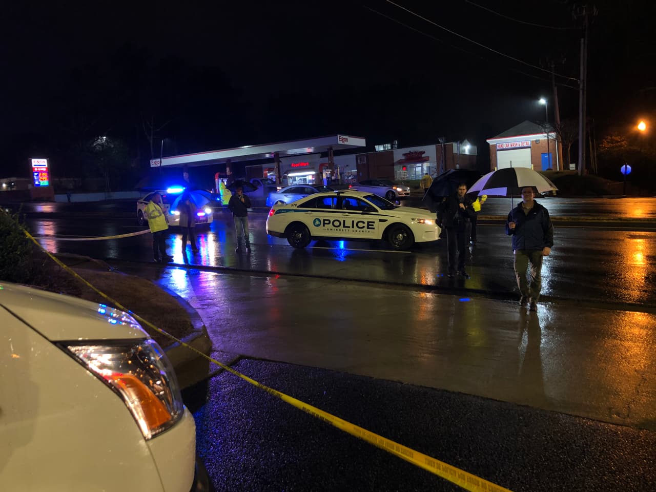 Un joven que fue herido de bala en una gasolinera la noche de este miércoles fue encontrado muerto dentro de un vehículo a poca distancia del establecimiento en el condado de Gwinnett.