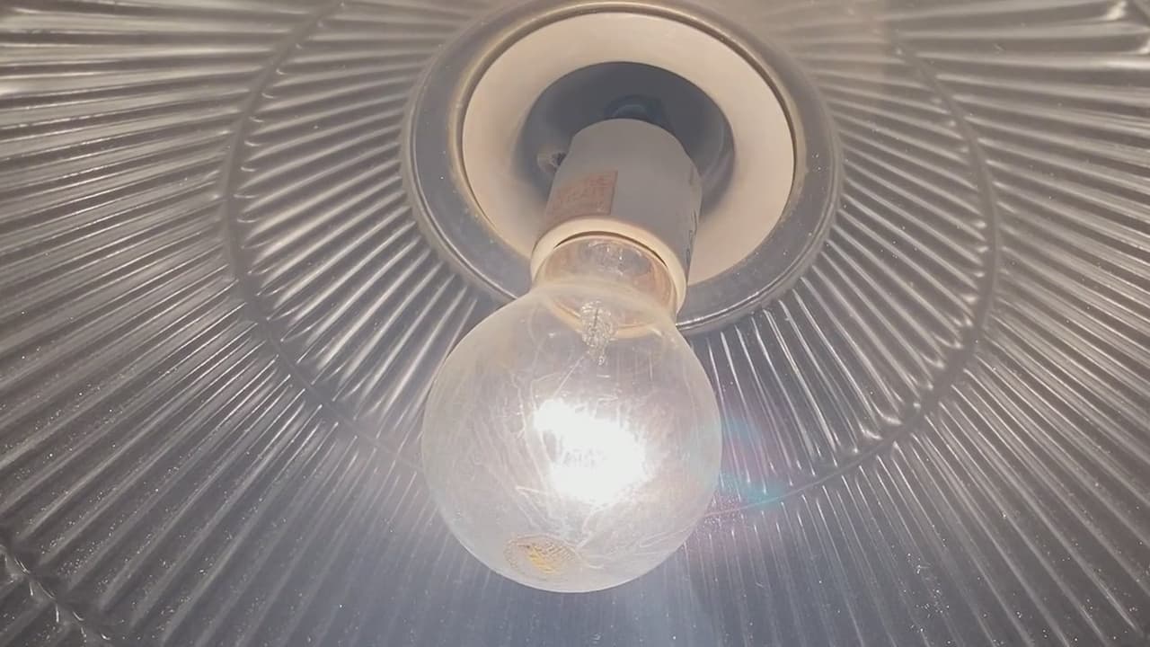 Con la llegada de las altas temperaturas llegan también los altos costos de la factura de electricidad; sin embargo, puedes ahorrar algunos dólares siguiendo consejos como limpiar los filtros de aire, usar ventiladores o lavar ropa con agua fría.