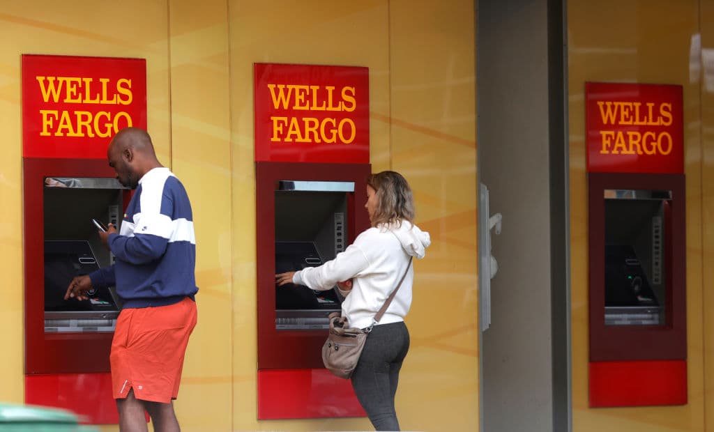 La entidad bancaria 
<b>Wells Fargo</b> 
<a href="https://www.foxbusiness.com/lifestyle/workplace-vaccine-mandates-not-widespread-yet" target="_blank">exige a todos sus trabajadores </a>que revelen su estatus de inmunización antes de regresar a la oficina. Lo hace "para permitir un mejor enfoque en salud y seguridad en el puesto de trabajo". Es solo una más de una lista que no deja de crecer en los últimos días.