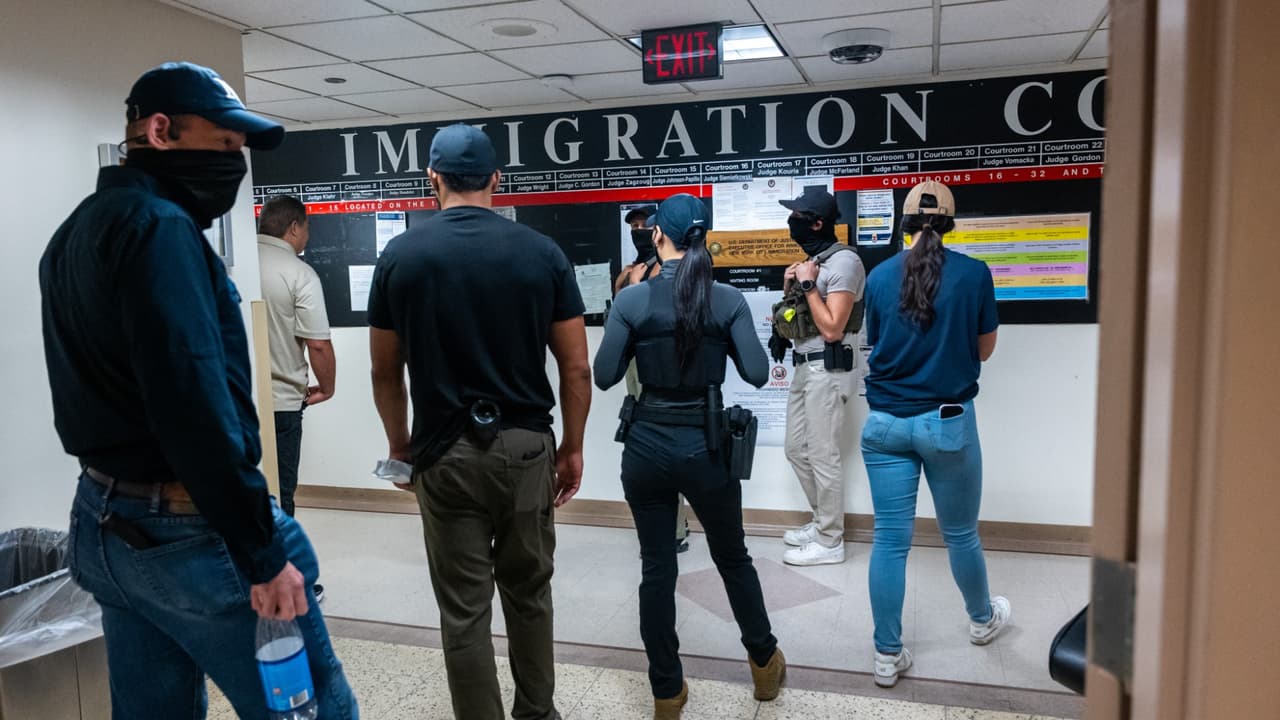 Amenazar con ICE a inquilinos es ilegal en California: así debes denunciarlo