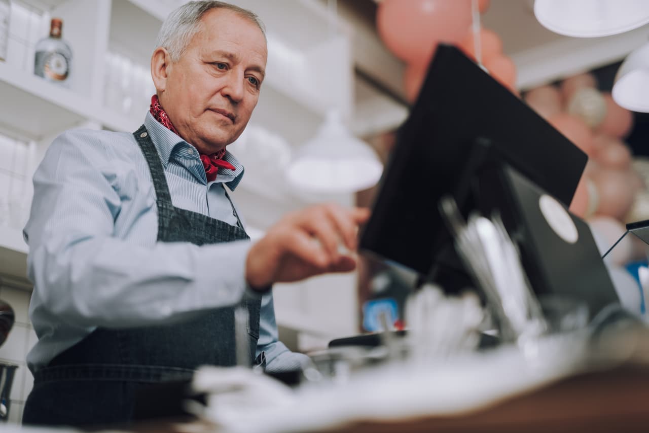 <b>Puesto 3. Cajeros.</b>
<br>
<br>Salario anual promedio: 26,364 dólares.
<br>
<br>Número total de trabajadores en 2020: 1,088,000.
<br>
<br>Proyección del cambio en la cantidad de personas en este empleo de 2019 a 2029: -7.4%.
<br>
<br>Empleados en este oficio con licenciatura universitaria: 12.5%.
<br>
<br>Las computadoras están reemplazando rápidamente a los cajeros. Muchas empresas han instalado cajas automatizadas para recibir pedidos y pagos de los clientes.
<br>