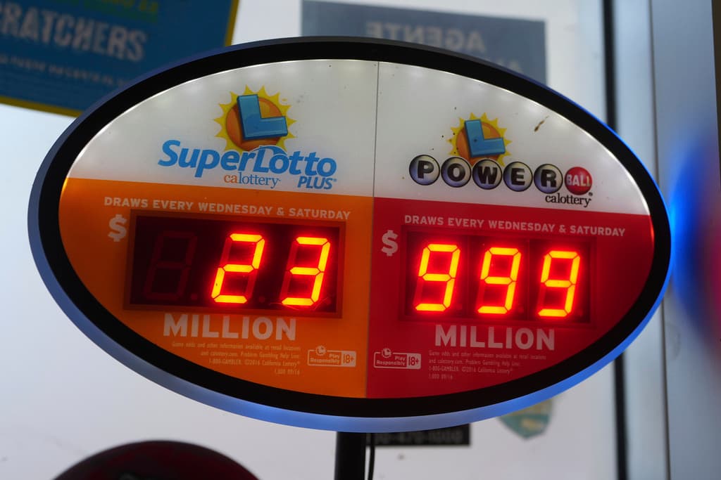 En los pasados 38 sorteos de la lotería del Powerball nadie ha acertado los 6 números ganadores. Este lunes 1 de abril, jugadores de 45 estados,
<b> </b>Washington DC, Puerto Rico y las Islas Vírgenes estadounidenses, apuestan por el premio gordo que alcanzó $1,000 millones.