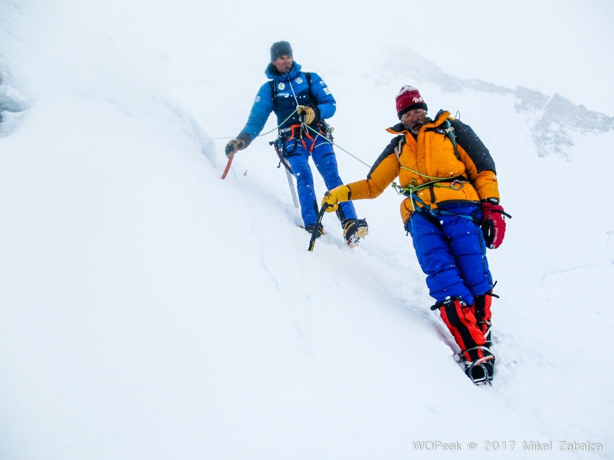 La expedición llamada 
<a href="http://www.walkonproject.org/wopeak/que-es-wopeak/" target="_blank">WOPEAK </a> formada por Alberto Iñurrategi, Juan Vallejo y Mikel Zabalza buscaba unir las cumbres del Gasherbrum I (de 8,080 metros de altura) con el Gasherbrum II (8,035 metros de altura), pero el fin de semana último finalizaron sin éxito su hazaña. Los tres alpinistas se encontraban en la base preparando el regreso cuando coincidieron con una expedición que bajaba luego de haber llegado a la cima del Gasherbrum II.