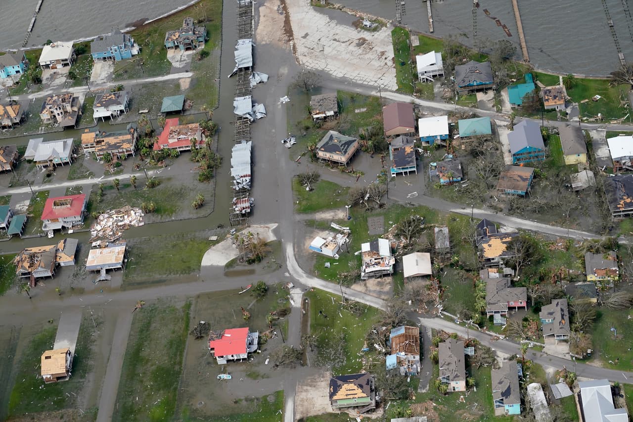 No fue sino hasta después de 11 horas de que tocó tierra, que finalmente se debilitó a tormenta tropical en su camino hacia el norte, donde dejó daños en Arkansas.