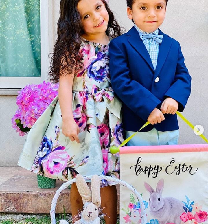 Por eso, les paga por hacer ciertos deberes: "Lavan los trastes, lavan el coche, recogen su cuarto (habitación) y 
<b><a href="https://www.univision.com/famosos/los-hijos-de-jorge-salinas-y-elizabeth-alvarez-solo-pueden-pedir-1-regalo-y-leon-queria-4-fotos" target="_blank">juntan su dinero y se ganan las cosas</a></b>". 
<br>