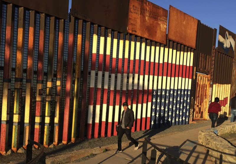 La zona del cementerio fue creada después de 1994 tras la construcción del primer muro en la frontera sur y se restringió aún más el cruce fronterizo por San Diego.