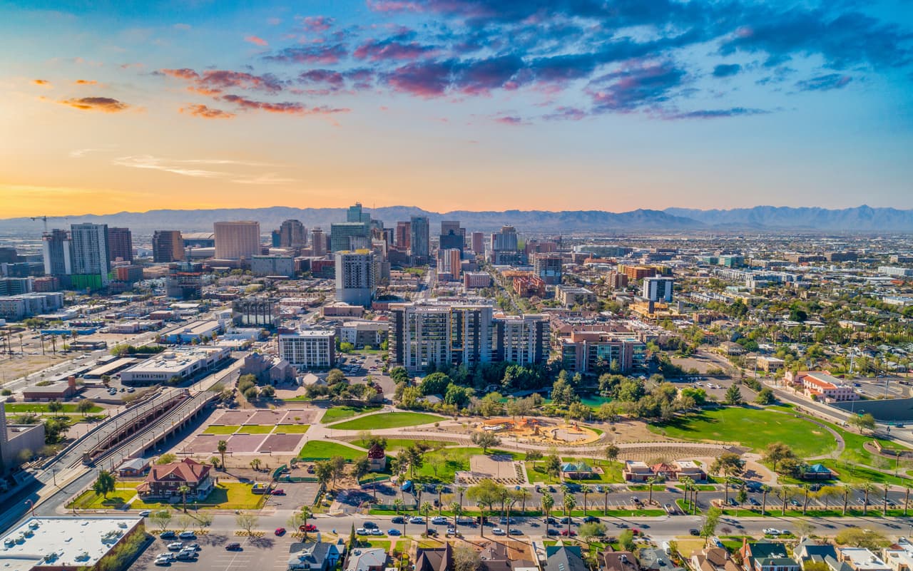 <h3 class="cms-H3-H3">8. Arizona</h3>
<br>
<br>💊 
<b>Adultos con menos de 65 años sin seguro médico:</b> 12.9%
<br>
<br>💊 
<b>Tasa de pobreza: </b>12.8%
<br>
<br>💊
<b> Población: </b>7,276,316 habitantes.
<br>