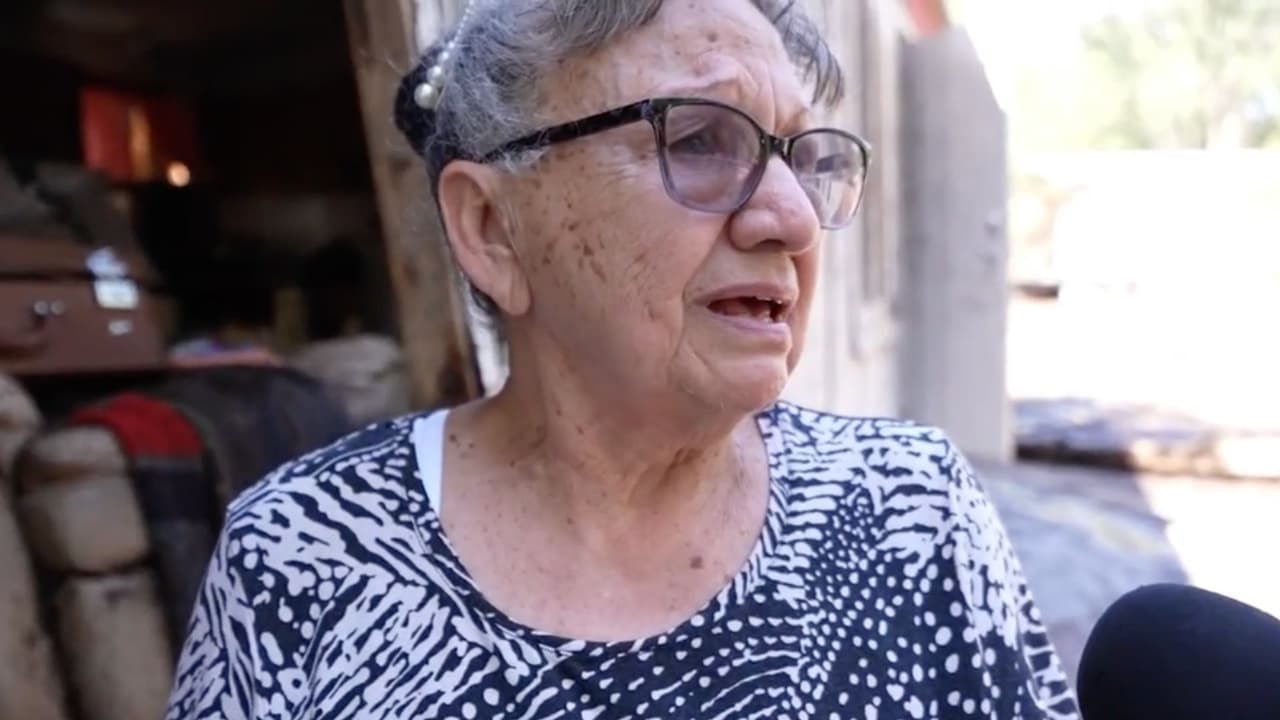Abuela llora frente a su casa destruida por las inundaciones en Nuevo México: "Me duele el corazón"