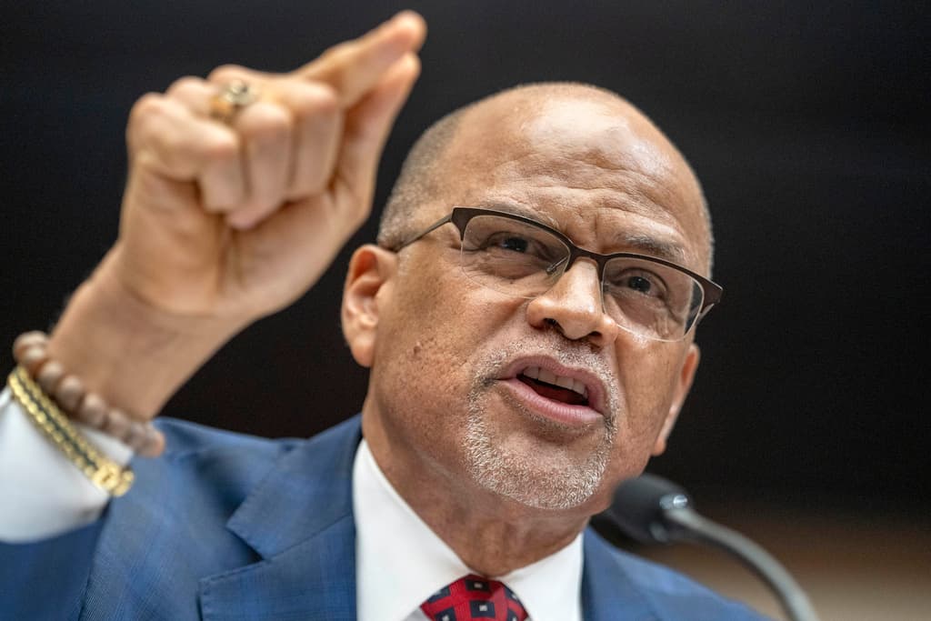 <b>David Banks (canciller de escuelas): </b>Sus dispositivos también fueron confiscados en la misma operación que su hermano Philip. Anteriormente dirigió una red de escuelas para varones antes de ser nombrado por Adams para liderar el sistema escolar de la ciudad. 
<a href="https://www.univision.com/local/nueva-york-wxtv/david-banks-renuncia-como-rector-de-escuelas-de-nueva-york-por-investigacion-federal" target="_blank">Recientemente anunció su dimisión. </a>