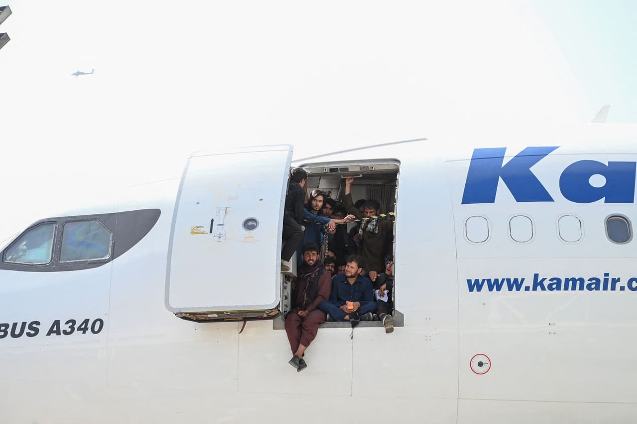 Miles de afganos colmaron el aeropuerto para huir del talibán y
<a href="https://www.univision.com/noticias/mundo/afganistan-estados-unidos-kabul-aeropuerto-caos-fin-guerra-fotos"> <u>la salida de aviones con refugiados se convirtió en un caos que dejó varios civiles muertos</u></a>.
<br>
<br>La foto muestra a un grupo de afganos que subió a la fuerza en un avión comercial el 16 de agosto, la confusión en el aeropuerto interrumpió momentáneamente la salida de aviones con refugiados. 
<br>