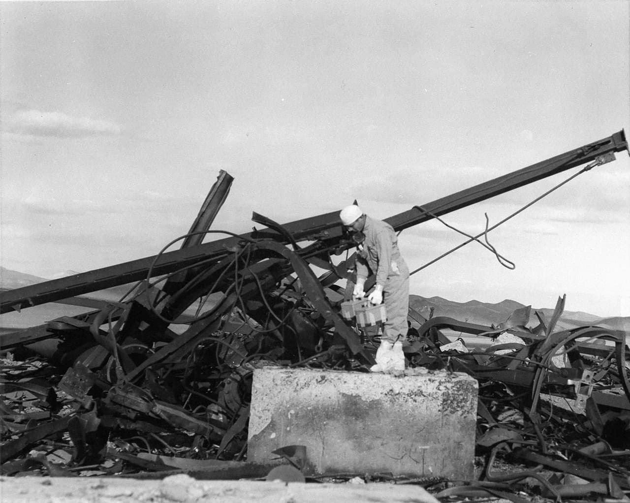 Los restos de una torre donde explotó una bomba nuclear. Un técnico de la Primera Unidad de Seguridad Radiológica hace una medición de la ‘Zona Cero’, donde ocurrió la detonación.