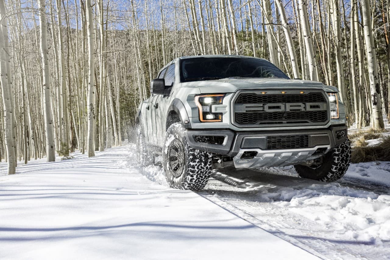 <h3 class="cms-H3-H3"><b>Cadenas para nieve </b></h3>
<br>
<br>Se deben de instalar en el eje de tracción; es decir, si el auto es tracción delantera en las ruedas delanteras, si es de tracción trasera en las del eje posterior y para los modelos 4x4 o AWD en las cuatro ruedas.
