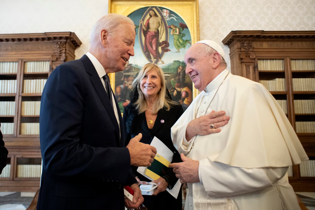 “Está bien estar de regreso", dijo Biden a su llegada. “Soy el esposo de Jill", dijo a otro antes de entrar al Palacio Apostólico para dirigirse a la biblioteca privada del pontífice.
<br>