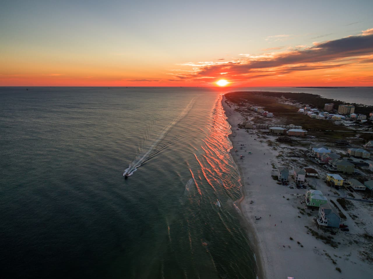 <b>Alabama. </b>No hay restricciones para residentes o visitantes. Las playas están abiertas, sin límite en el tamaño del grupo, siempre y cuando las personas practiquen distanciamiento de al menos 6 pies. Las atracciones turísticas, los lugares de entretenimiento y los restaurantes están abiertos pero con capacidad limitada. Según los registros hasta el 10 de julio en Alabama habían 1,221 casos por cada 100,000 personas. 
<a href="https://www.univision.com/noticias/salud/mapa-actualizado-del-coronavirus-cifras-de-casos-confirmados-y-fallecidos"><u>Vea aquí nuestro mapa actualizado del coronavirus: cifras de casos reportados, fallecidos y recuperados</u></a>