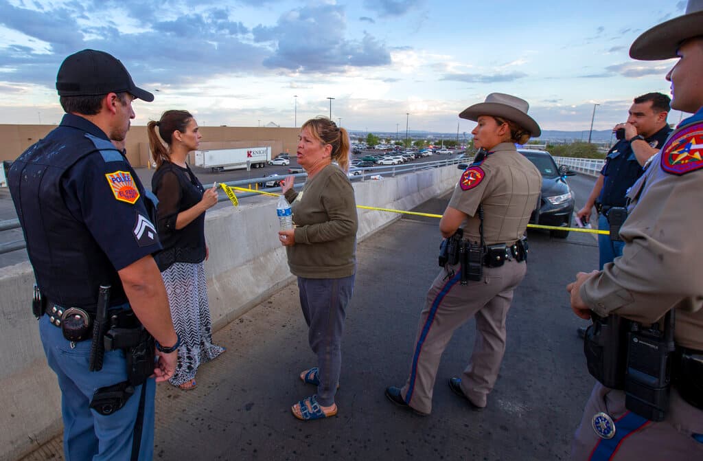 <b>9. Tiroteo en un Walmart en El Paso, Texas, </b>4 de agosto de 2019, 23 muertos y 23 heridos. Patrick Crusius, de 21 años, viajó cientos de millas hasta un Walmart en El Paso, Texas, en donde abrió fuego con una AK-47. Había dejado un manifiesto en redes sociales diciendo que quería matar hispanos y alegando también la teoría racista de 'El Gran Reemplazo'. Crusius fue capturado y actualmente está a la espera del juicio. 
<b>Lee:</b> 
<b><a href="https://www.univision.com/noticias/tiroteos/tiroteo-buffalo-el-paso-crimen-de-odio-motivacion-racista">Tiroteos en Buffalo y El Paso: dos crímenes de odio con "motivaciones racistas".</a></b>